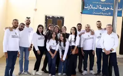 (الأردني الكويتي) يوزع الملابس على طلاب