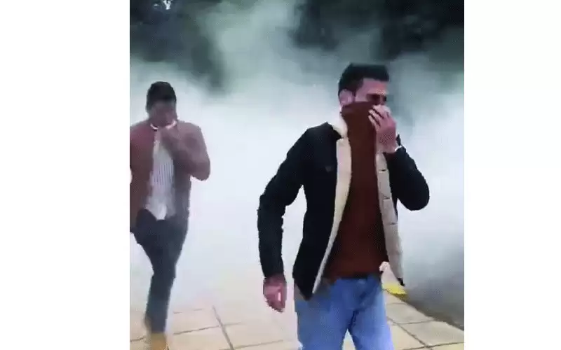 امن الأردنية يستعمل (طفاية الحريق) لفض