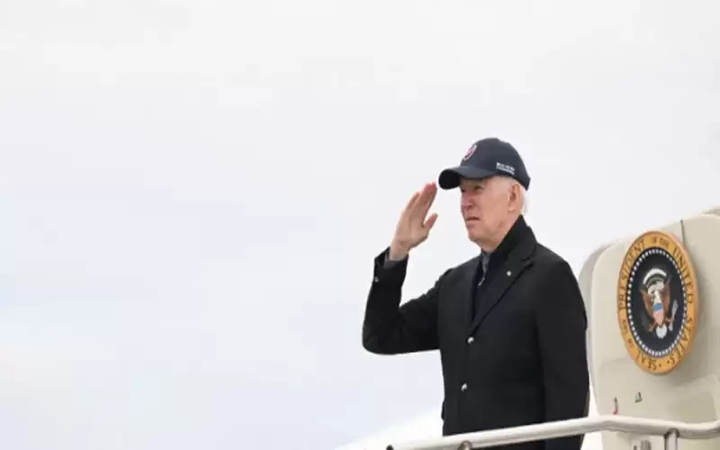 جو بايدن برسالة وصورة قبل مباراة