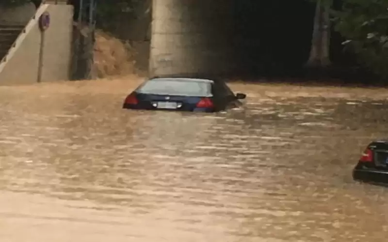 سيول مفاجئة تغمر الطرق في لبنان