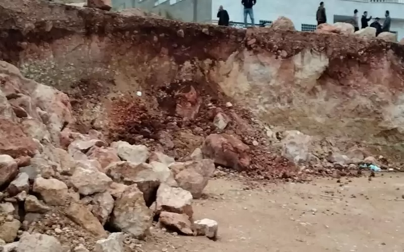 انهيار وتصدعات بشارع في جرش نتيجة