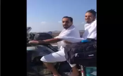 جزائريان يصلان إلى مكة على دراجة