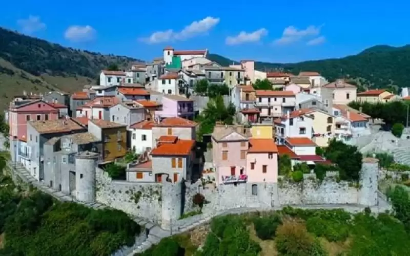 أمر غريب .. قرية إيطالية صغيرة