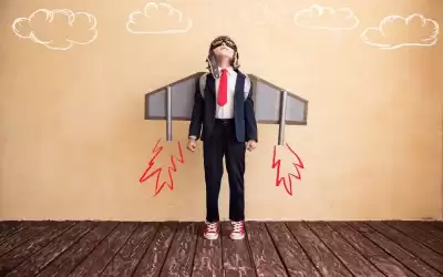 لا تمدحه كثيرا