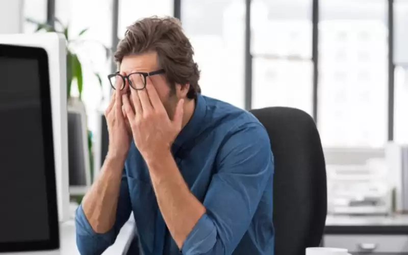 قلة النوم تطفئ بريق العين.. نصائح