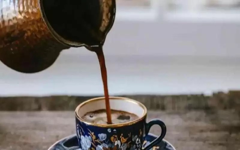 القهوة وصحة الأسنان.. أضرار عدة تتجاوز