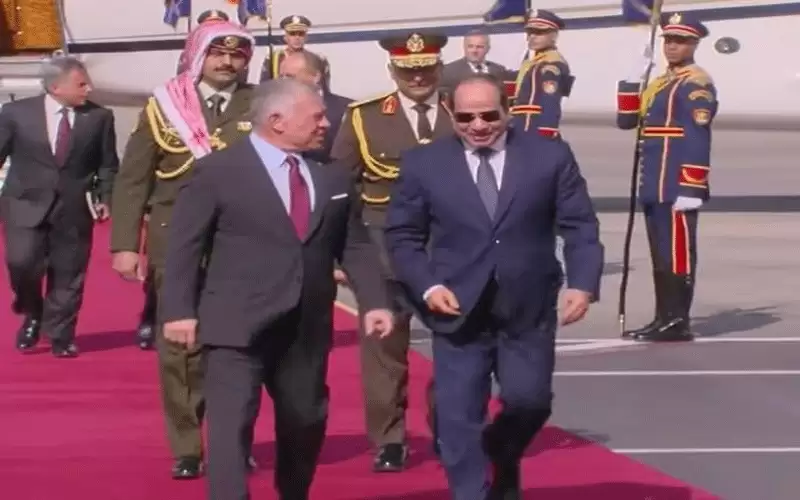 الملك يصل القاهرة والسيسي في مقدمة