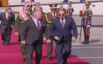 الملك يصل القاهرة والسيسي في مقدمة