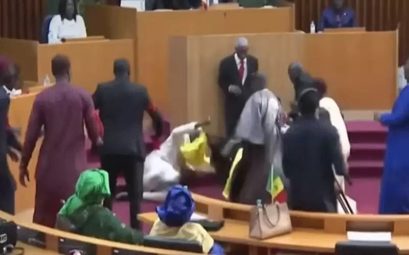 بالفيديو .. نائب يصفع زميلته تحت
