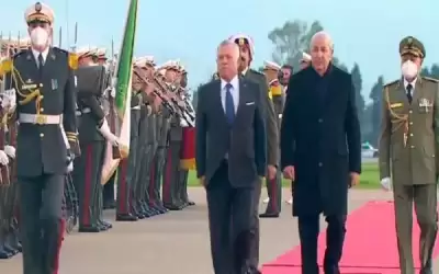الملك يصل إلى الجزائر والرئيس تبون
