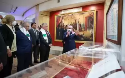 الملك يزور مقام الشهيد ويتجول في