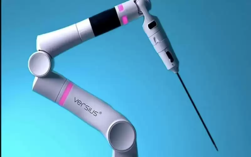 روبوت ينقذ حياة ستيني عبر إزالة