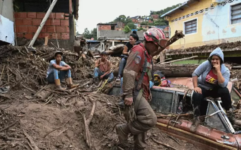 3 قتلى جراء انزلاق للتربة في