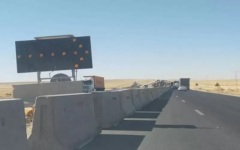 تصادم حافلة ومركبة على الطريق الصحراوي