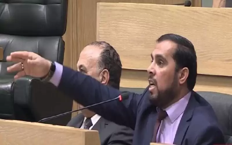 النائب المشاقبة: كأن الحكومة تدفع الناس