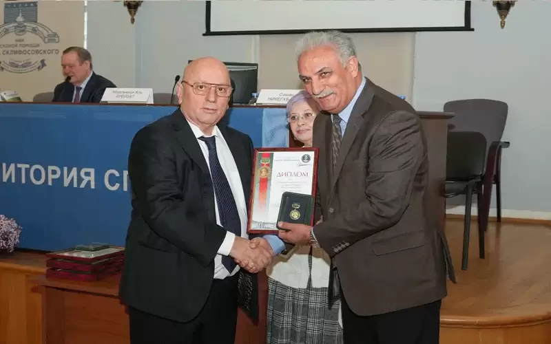 تقليد الدكتور عبدالهادي بريزات بميدالية العالم