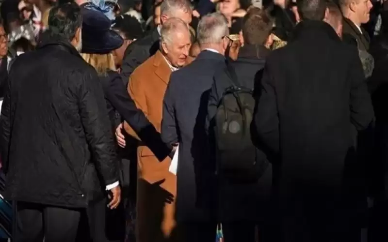 اعتقال رجل ألقى بيضة باتجاه الملك