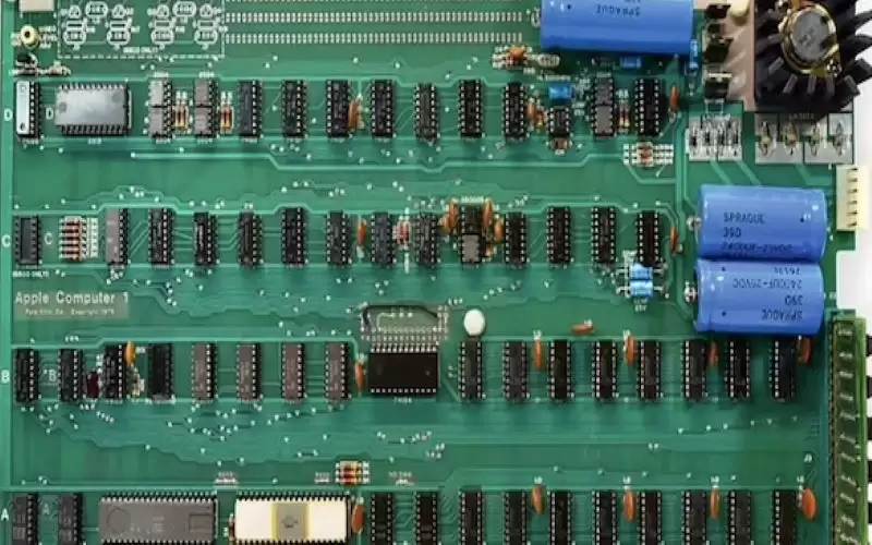 كمبيوتر آبل عمره 45 عاما مرقم