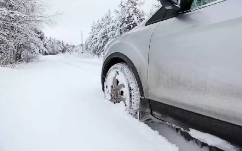 علقت سيارته .. وفاة مسن ألماني