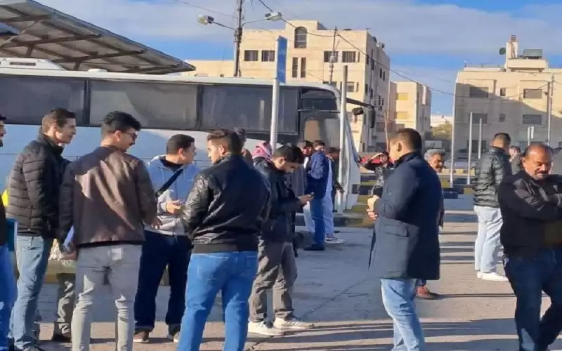 حافلات في مجمع الجنوب تنضم للإضراب