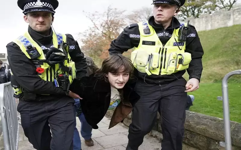 توقيف رجل رشق البيض في اتجاه