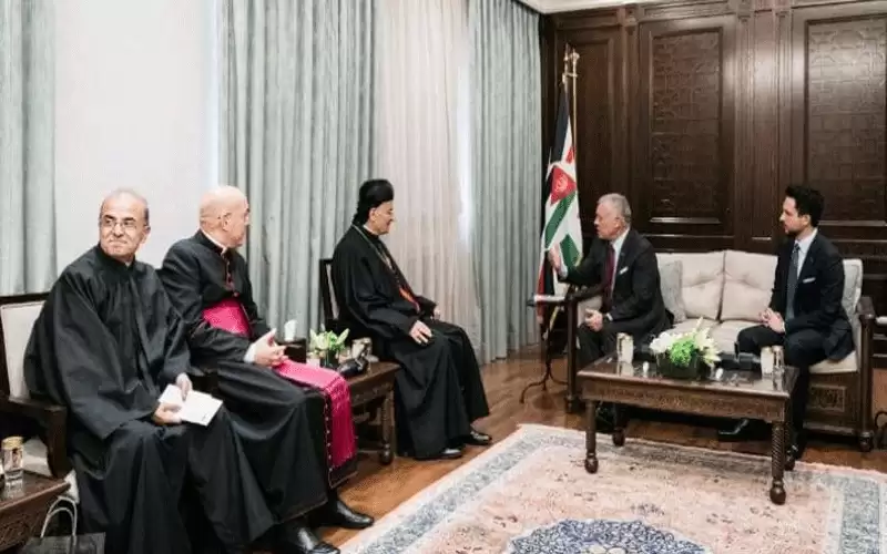 الملك يجدد تأكيده وقوف الأردن إلى