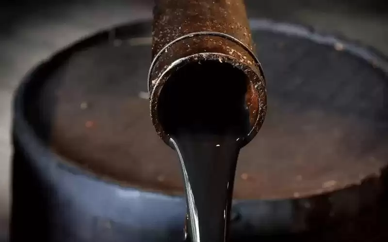 النفط يهبط لأدنى مستوى هذا العام