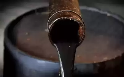 النفط يهبط لأدنى مستوى هذا العام