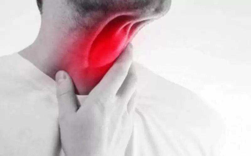 عند الإصابة بالتهاب الحلق.. امتنع عن