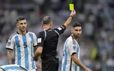 الفيفا يحقق بالرقم القياسي للإنذارات بمباراة