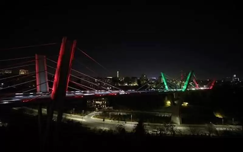 إضاءة جسر عبدون بألوان العلم المغربي