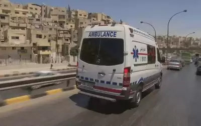 إصابة سائق بتدهور مركبة على طريق