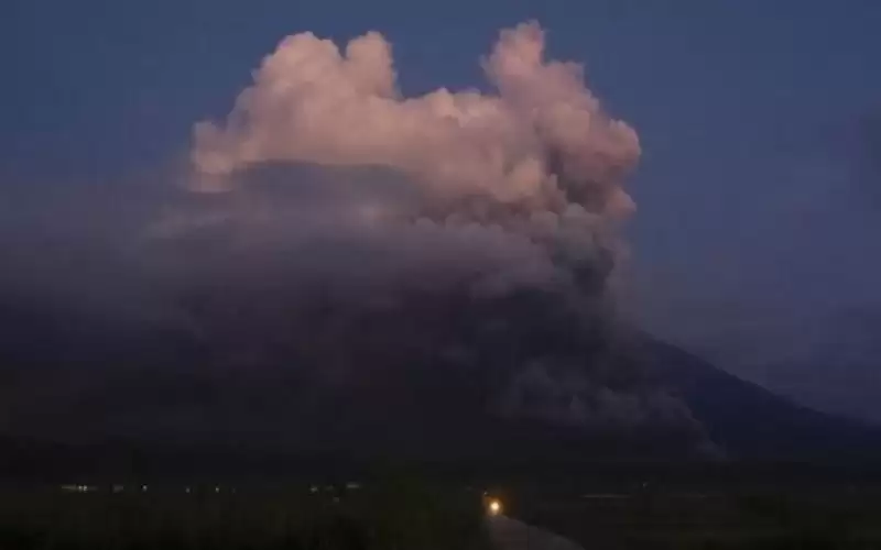 ثوران بركان سيميرو في إندونيسيا.. ومخاوف