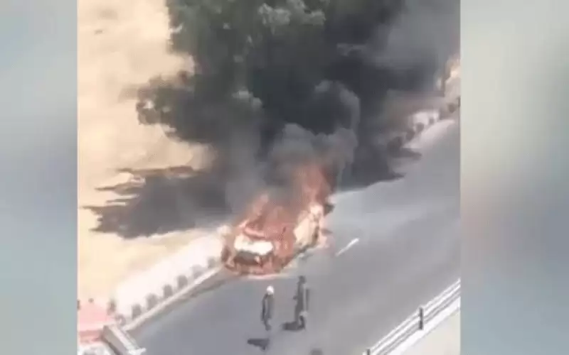 احتراق مركبة وتدهور أخرى عند نفق