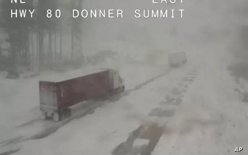 عاصفة ثلجية قوية تضرب غرب أمريكا