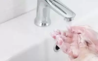 هل المياه الدافئة ضرورية لغسل اليدين؟