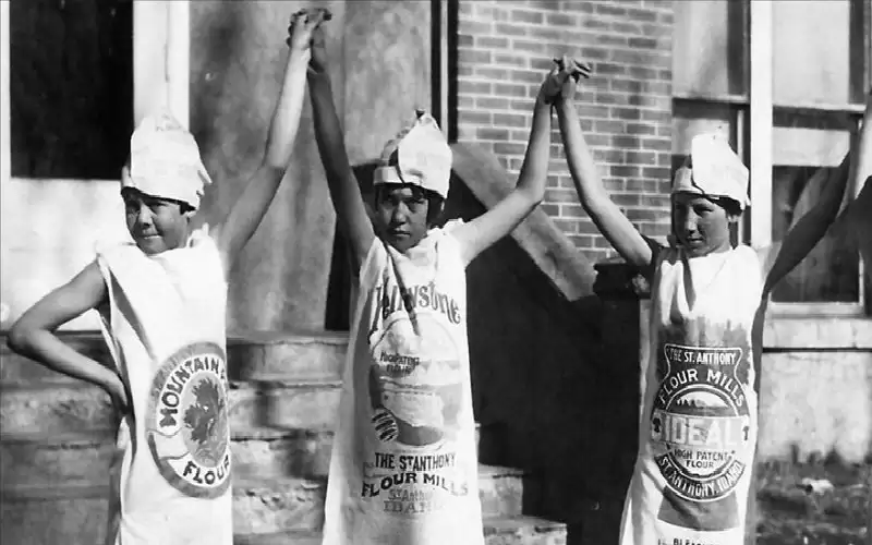 عندما صارت أكياس الطحين الزي الأكثر