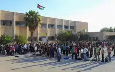 طلبة المدارس يبدأون تقديم الاختبارات النهائية
