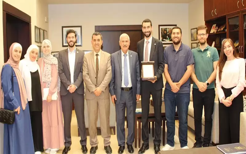 جامعة الأميرة سمية تكرم مؤسسة المناظرات