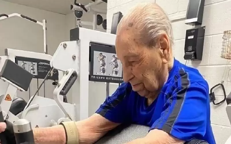 يرفض التخلي عن روتين الجيم اليومي