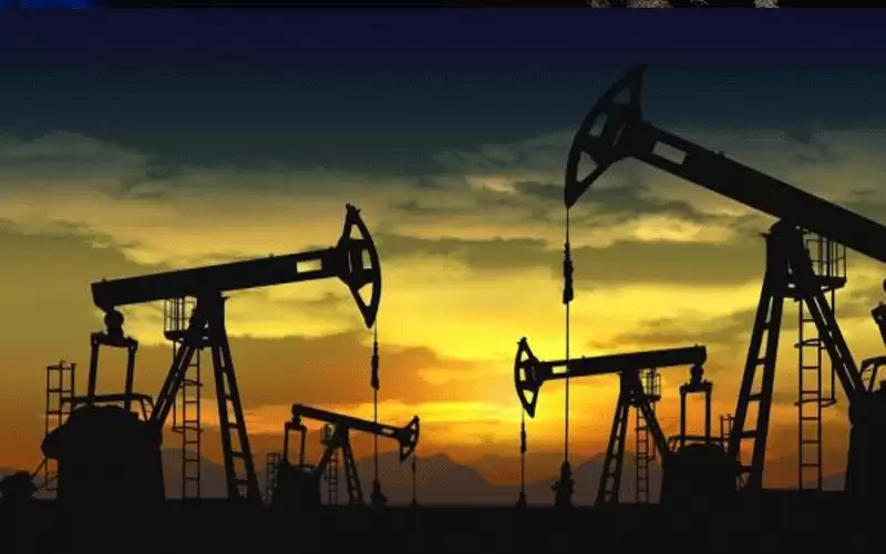 أسعار النفط تتجه لإنهاء الأسبوع على