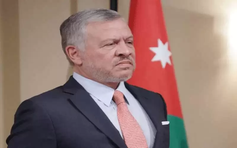 الملك يرافقه الأمير الحسن في بيت