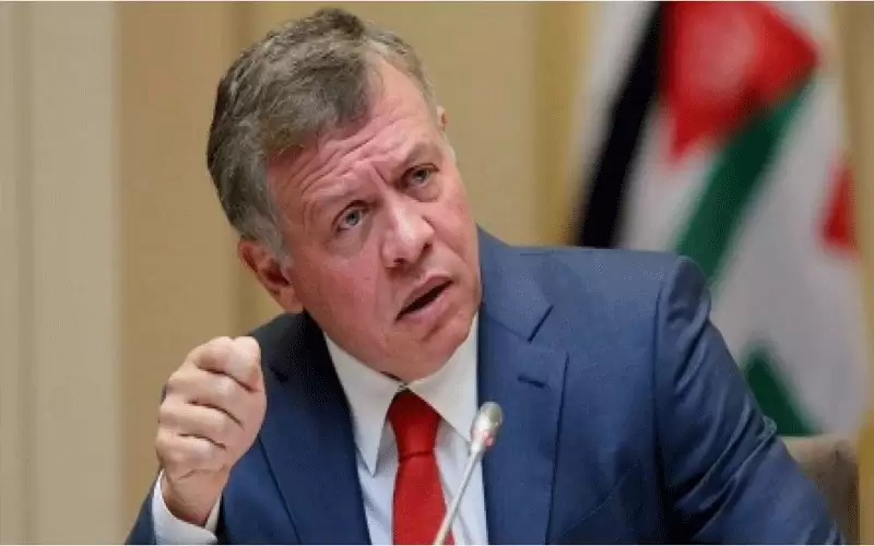 الملك: التعامل بحزم مع كل من