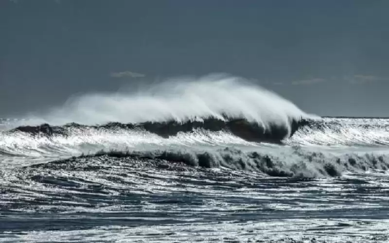 موجة قوية تقتل وتصيب 20 شخصا