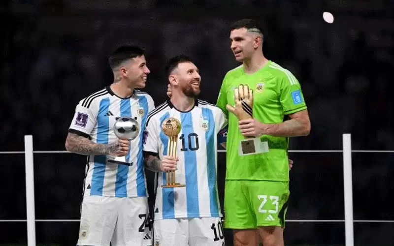 فيرنانديز ومارتينيز يحققان جوائز الأفضل بالمونديال