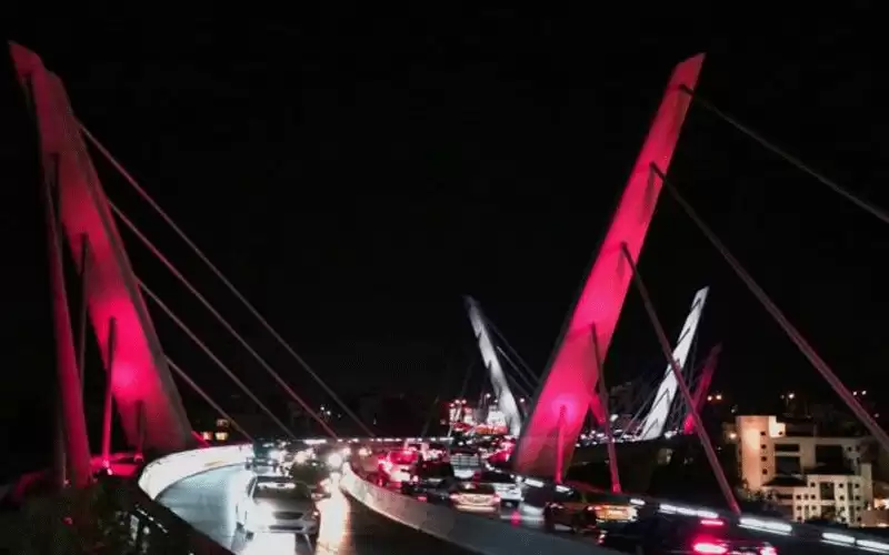 اضاءة جسر عبدون بألوان العلم القطري