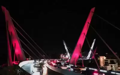 اضاءة جسر عبدون بألوان العلم القطري