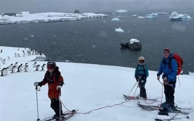 طفل يتزلج في 7 قارات بعمر