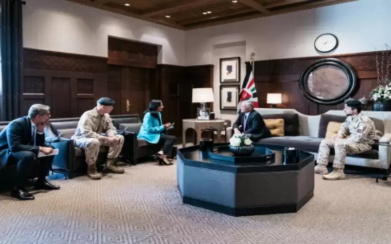 الملك يبحث سبل تعزيز التعاون العسكري