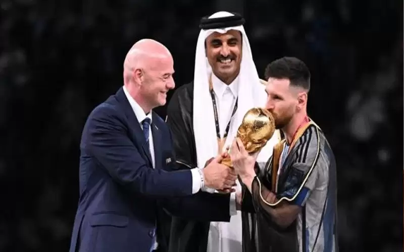 رئيس الـفيفا يتغنى بميسي بعد الفوز